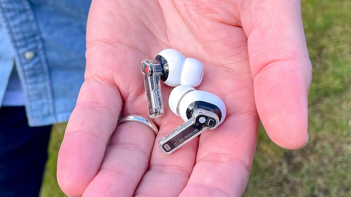Apple AirPods Pro 2 vs Nothing Ear